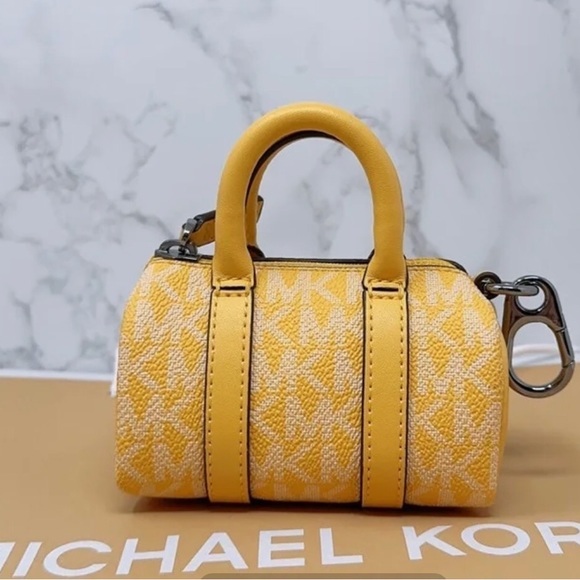 MICHAEL KORS MICRO DUFFLE AIR PODS KEY CHARM - Picture 1 of 5